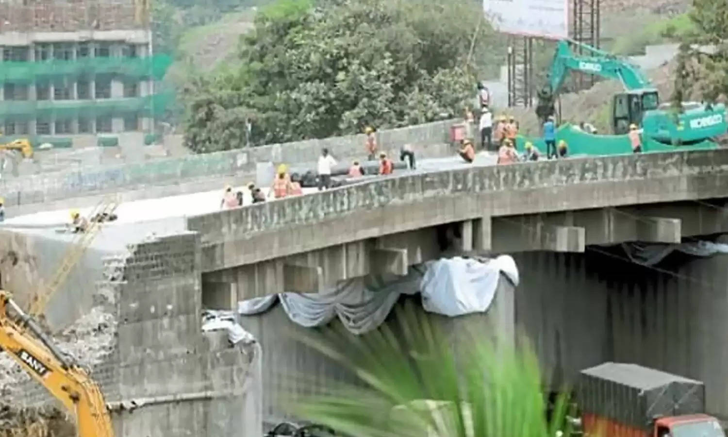 ट्विन टावर की तर्ज पर गिराया गया चांदनी चौक पुल, देखें धमाके का वीडियो