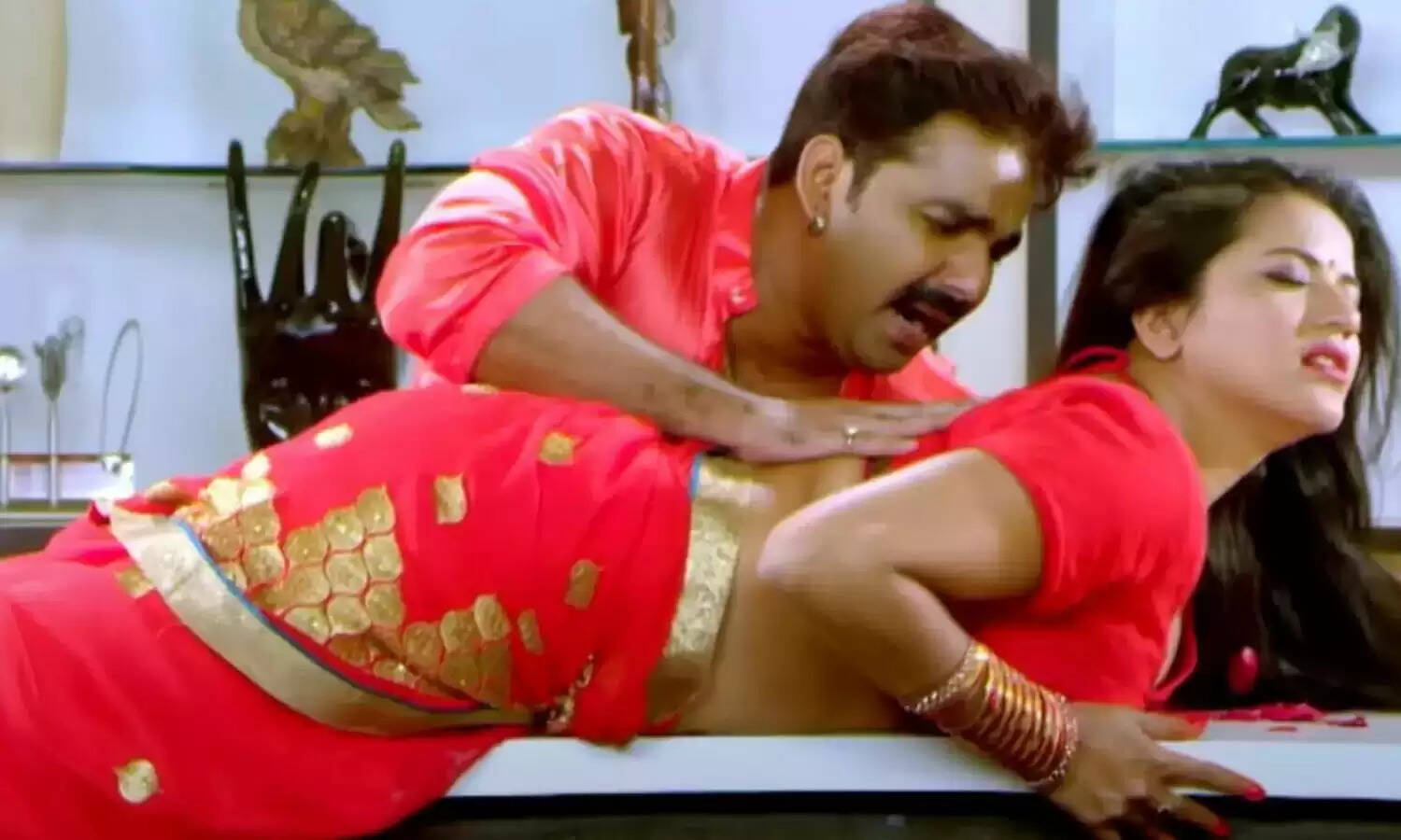 Monalisa के साथ बेडरूम में बेधड़क रोमांस करते दिखें Pawan Singh, यूट्यूब पर मचा कोहराम