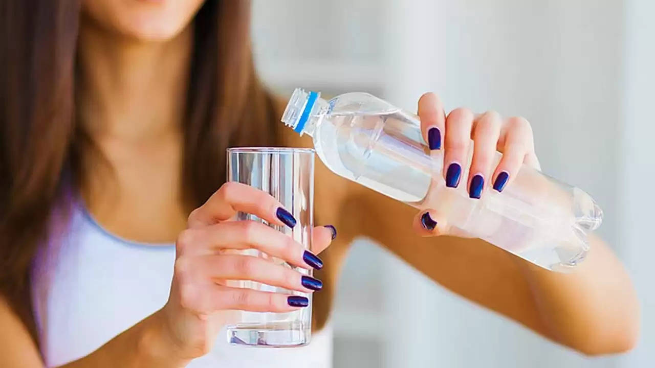 प्यास बुझाने की गलत आदत! ज्यादा पानी पीने से हो सकती है मौत, जानिए कैसे बचें