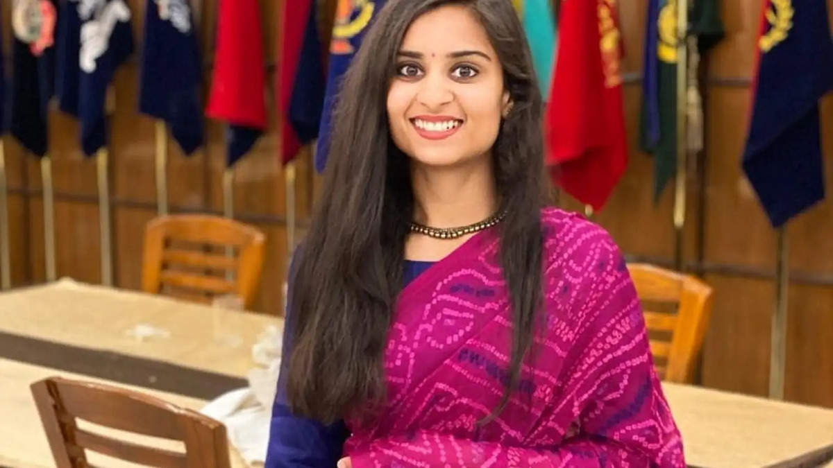 IAS Pooja Gupta : डॉक्टरी की पढ़ाई के साथ ही UPSC की भी करती रही तैयारी, तीसरे अटेंप्ट में हुई सफल 