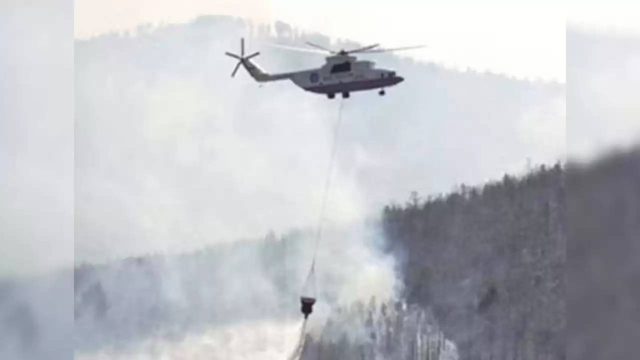 आग का तांडव: 24 घंटे में 68 जगहों पर जले जंगल, हेलीकॉप्टर के सहारे बुझाई गई आग