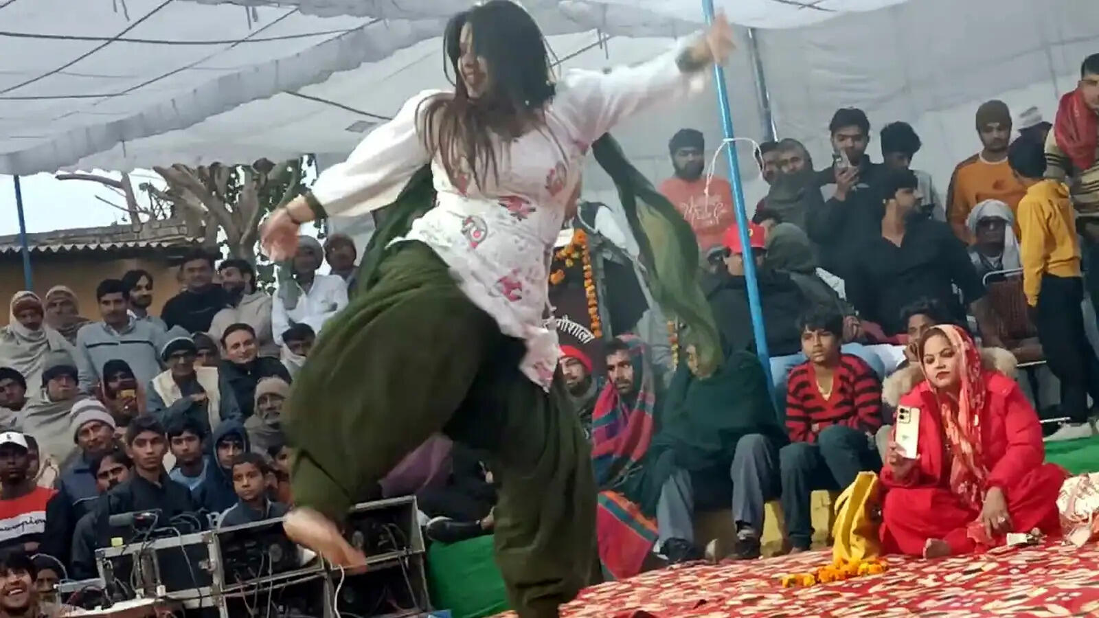 Dolly Sharma की अदाएं देख भूल जाएंगे सपना चौधरी, डांस देख भीड़ हुई बेकाबू