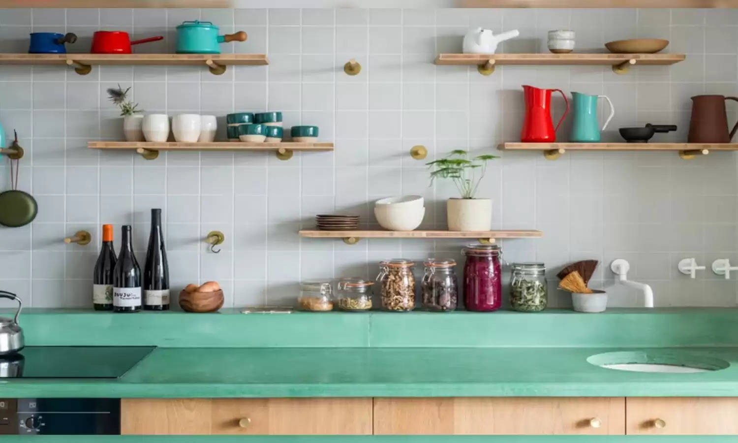 Kitchen Vastu Tips: किचन में राखी ये चीजें देती है वास्तु दोष को दावत, ज़िन्दगी हो जाएगी बर्बाद