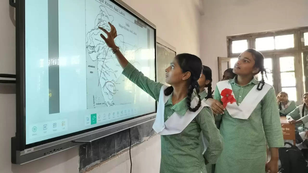 रूट्स2रूट्स ने उत्तराखंड और हिमाचल प्रदेश के सुदूरवर्ती इलाकों में स्थापित किए 100 डिजिटल क्लासरूम