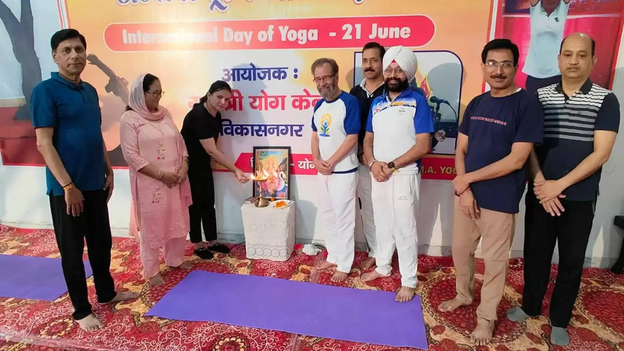 अंतर्राष्ट्रीय योग दिवस : विकासनगर में हुआ योग शिविर का भव्य आयोजन, विधायक मुन्ना सिंह चौहान व नगरपालिका अध्यक्षा ने दीप प्रज्वलित कर किया कार्यक्रम का शुभारंभ