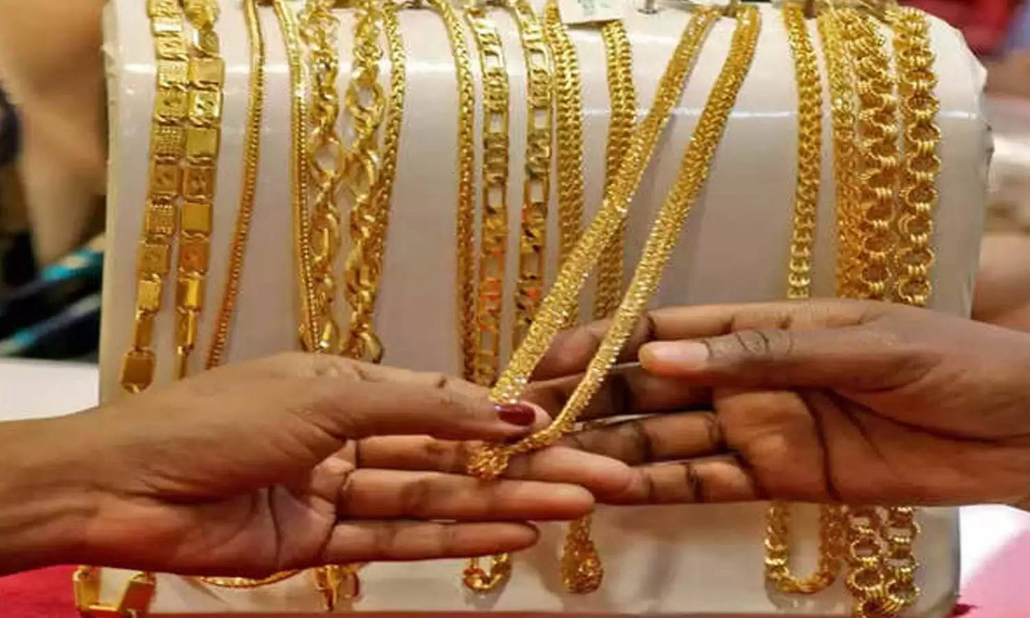 Gold Price Update: सोने की कीमत सातवें आसमान से धड़ाम, 22 से 24 कैरेट गोल्ड पर हो रही इतने हजार रुपये की बचत