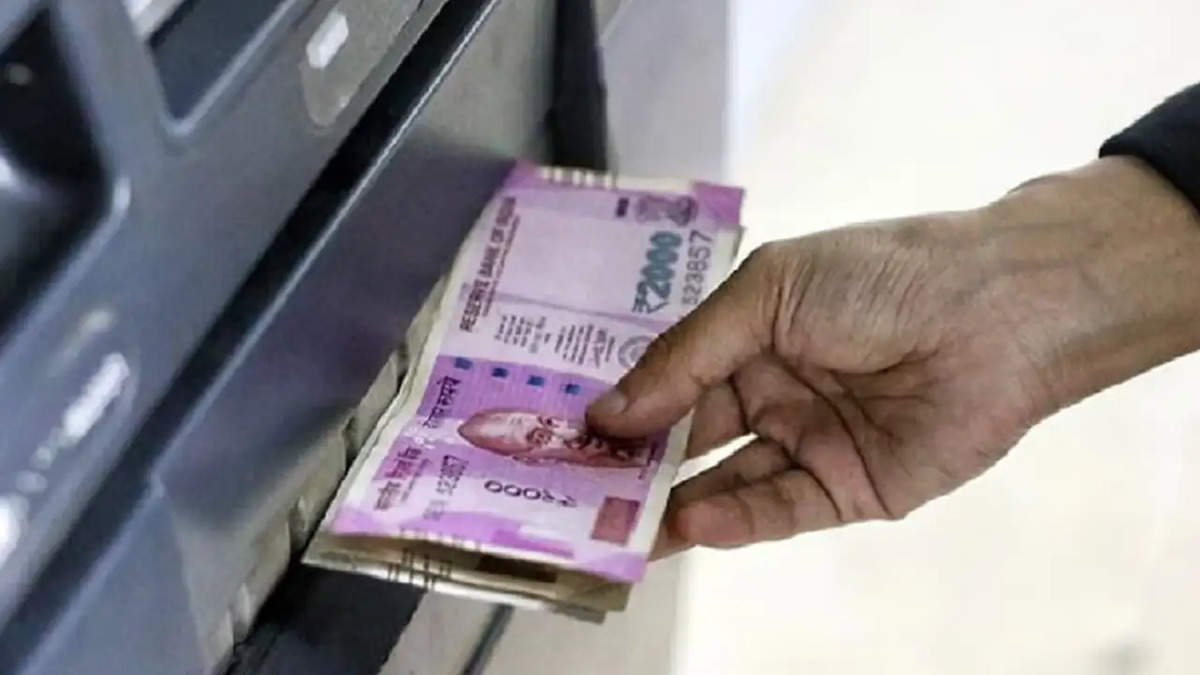 बैंक खाताधारकों के लिए जरूरी खबर, ATM से पैसे निकालने के लिए अब देना होगा इतना चार्ज 