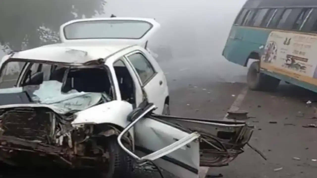 कोहरे के कारण बड़ा हादसा, पंजाब रोडवेज की बस और कार की टक्कर में हुई महिला की मौत 