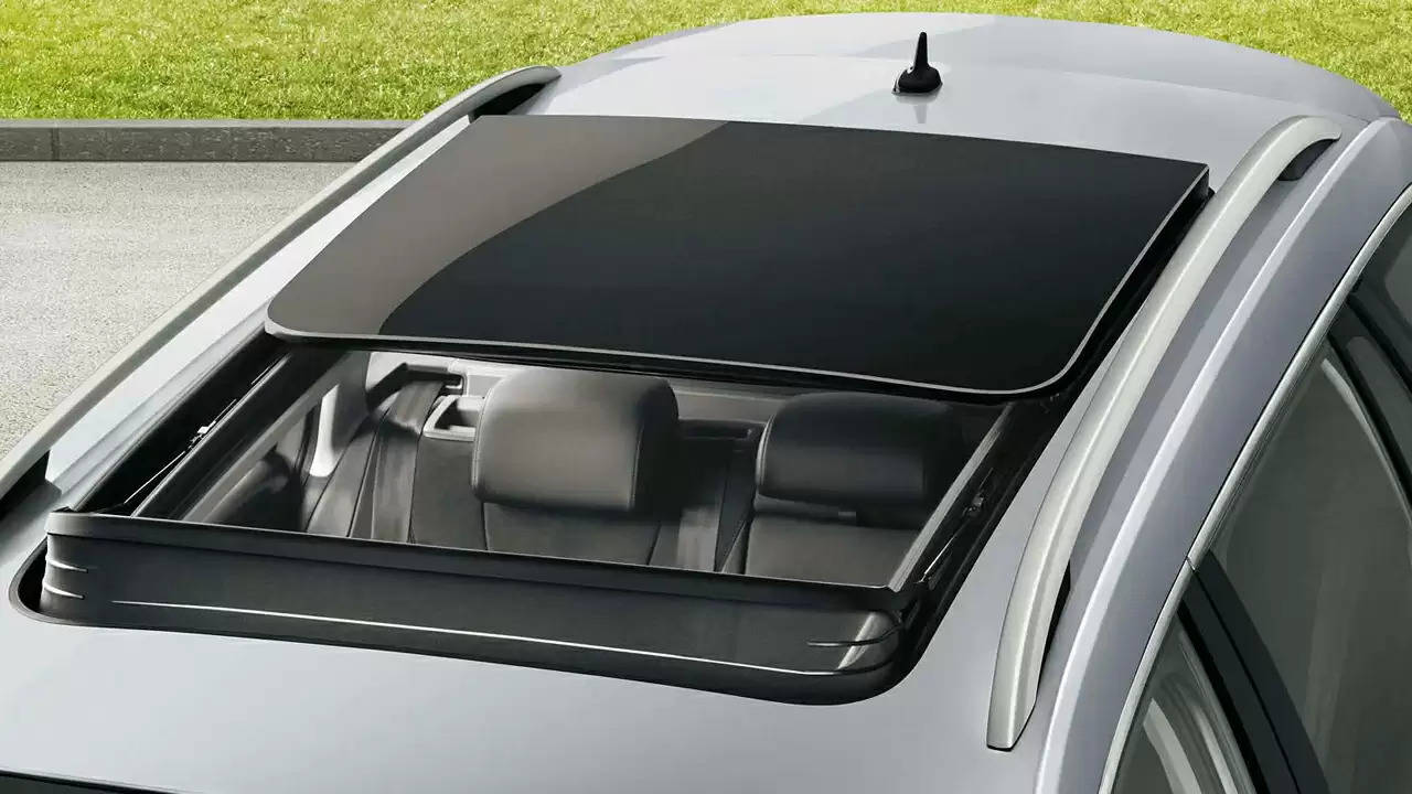 Cars with Sunroof : 5 कारें जिनमें है बड़ी सनरूफ, आपके बजट में बैठेंगी फिट 