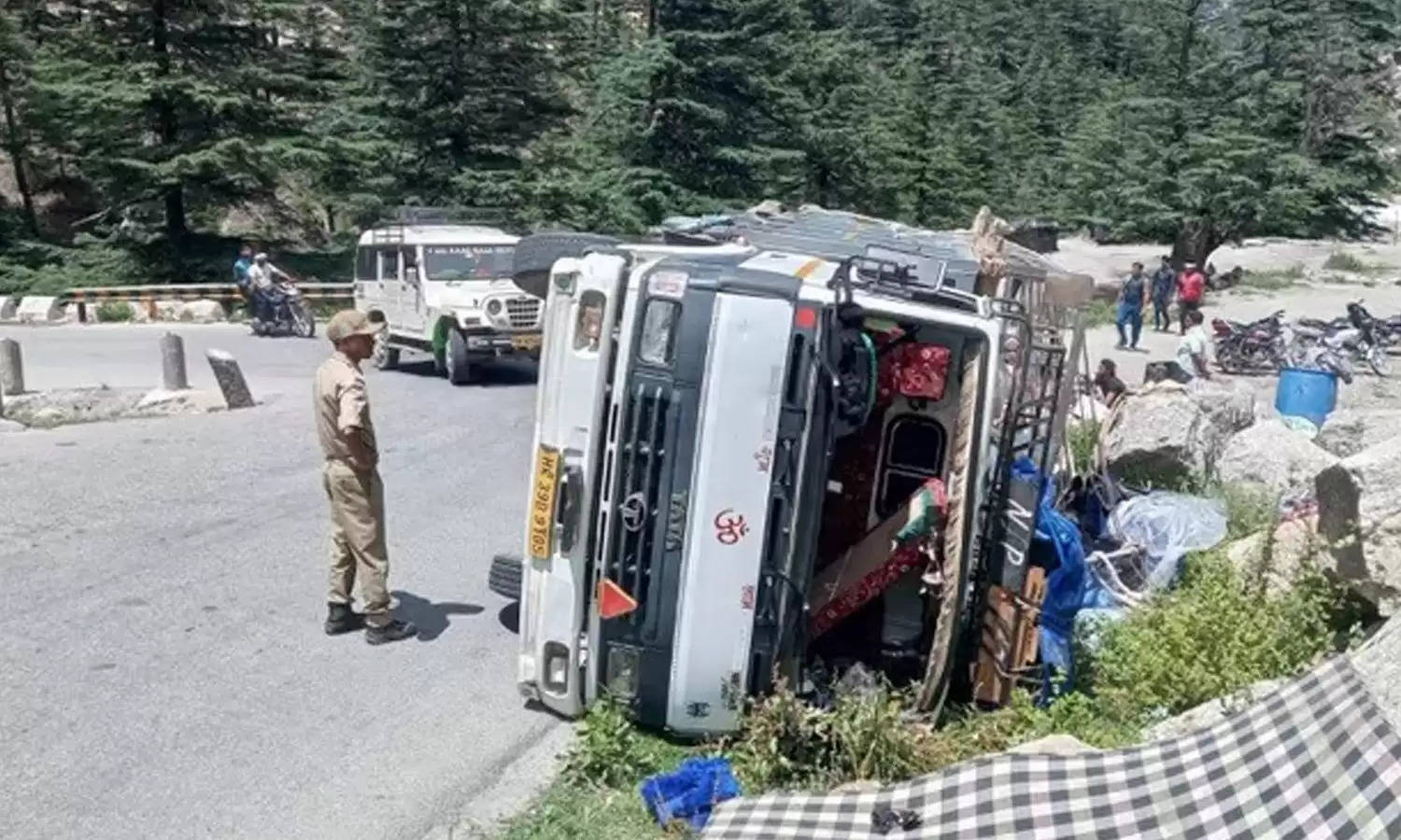 Uttarakhand : 15 कांवड़ियों से भरा ट्रक हाईवे पर पलटा, चार कांवड़ियों को आई चोटें