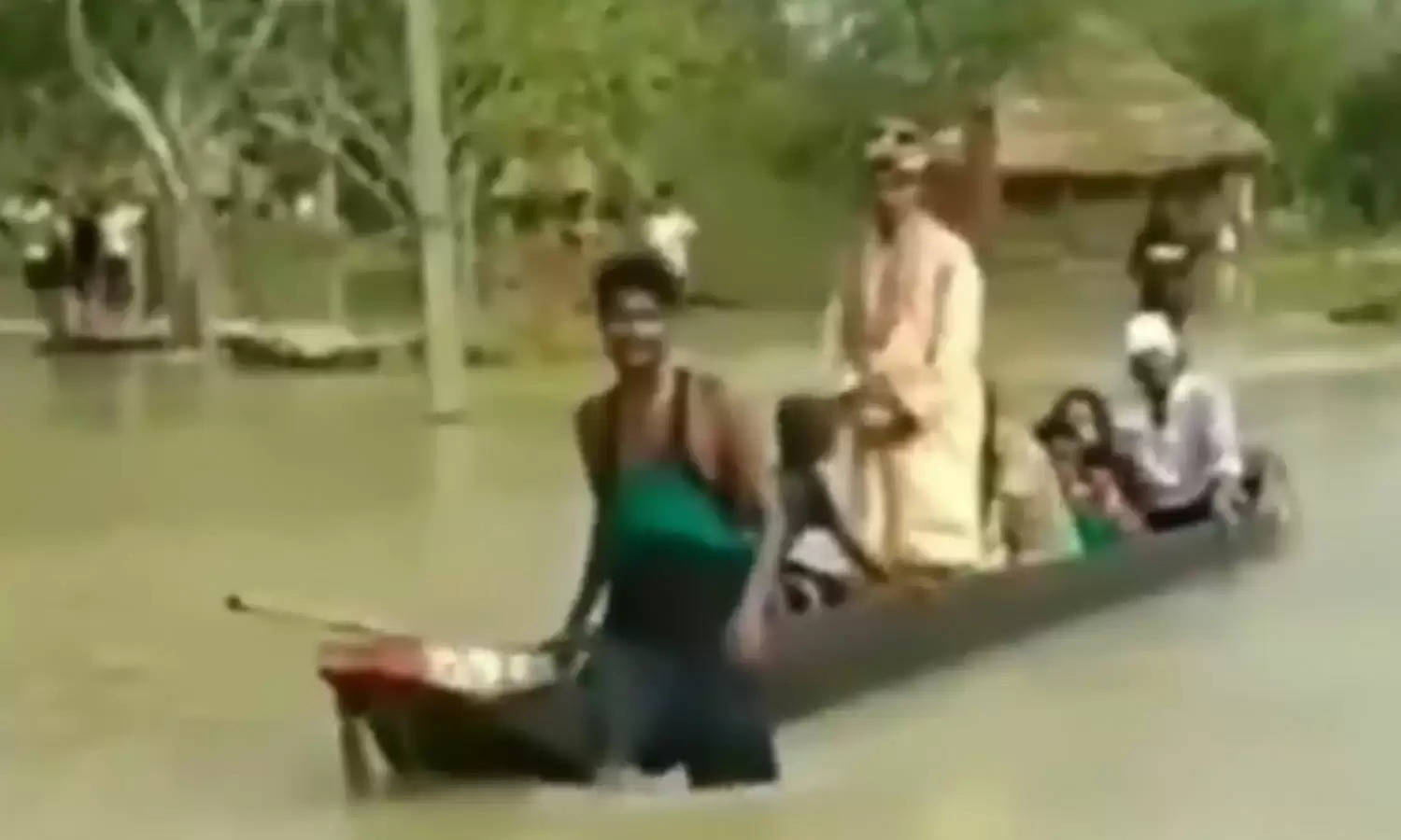 ससुराल में आई बाढ़ तो बिना बारातियों के अकेले ही दुल्हन लेने पहुंच गया दूल्हा, Video हो रहा वायरल