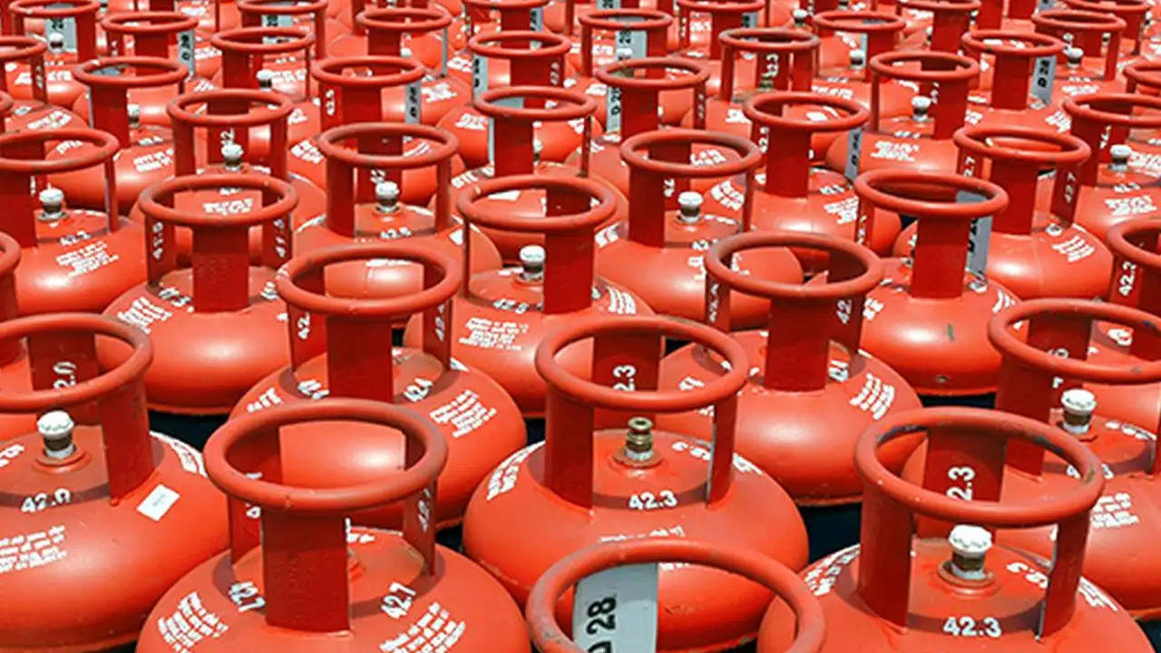 Free Gas Cylinder: दिवाली पर महिलाओं के लिए खुशखबरी, सरकार सभी को देगी फ्री सिलेंडर 