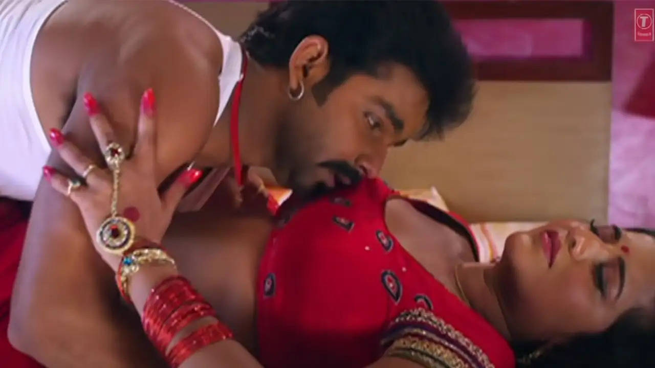 Bhojpuri Hot Video : Monalisa संग बंद कमरे Pawan Singh ने किया लम्बा किस, वीडियो हो गया वायरल