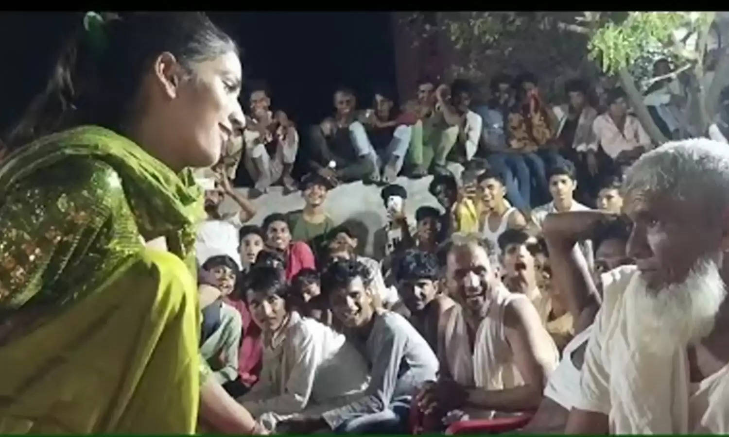 Haryanvi Dance: Komal Choudhary ने डांस के नाम पर चाचा संग करने लगी ऐसी हरकतें, आंखे फाड़ देखती रही पब्लिक