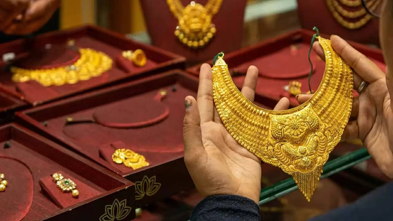 Gold Price Today : सोने की कीमतों में हुआ उलटफेर, 10 ग्राम की कीमत ने लोगों को किया हैरान