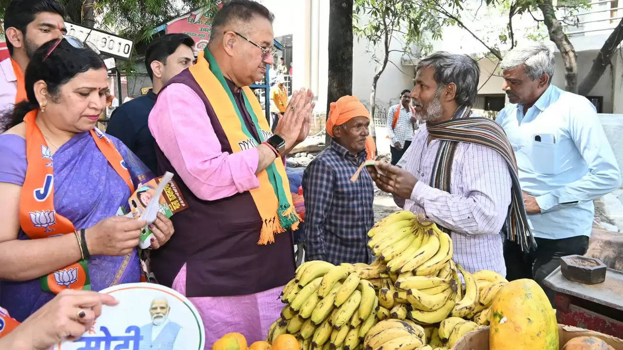 देहरादून : कैबिनेट मंत्री जोशी ने जाखन बाजार में टिहरी प्रत्याशी के लिए मांगे वोट