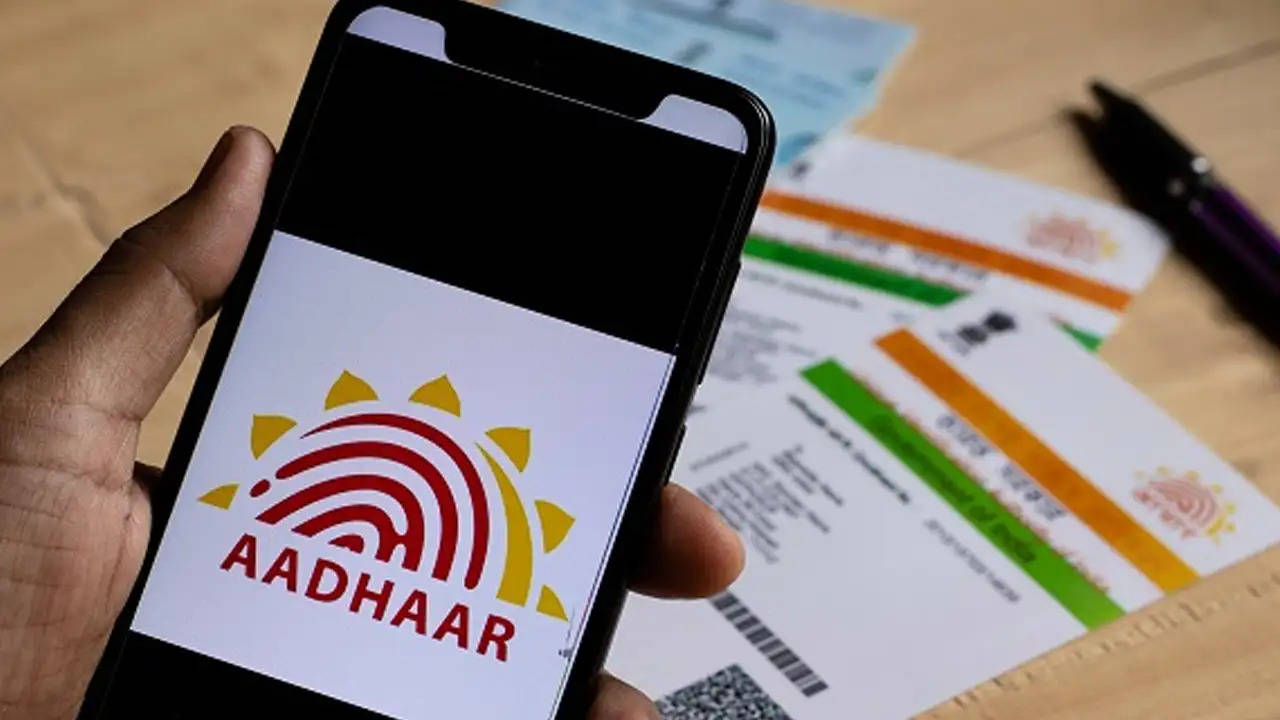Aadhaar Card यूजर्स Alert! ऑनलाइन करें आज ही करें ये काम, वरना होगा बड़ा नुकसान