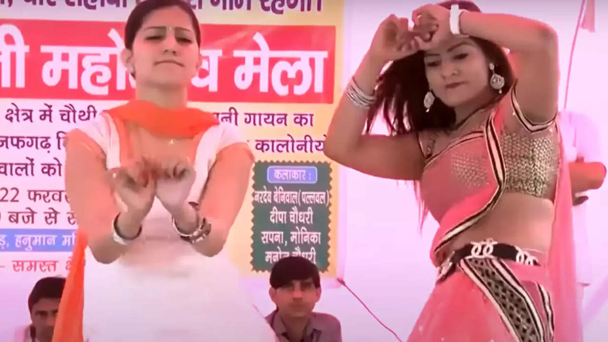 Haryanvi Dance: सपना चौधरी और मोनिका चौधरी का डांस देखने के लिए पहुंच गया पूरा गांव स्टेज पर हुई कड़ी टक्कर 