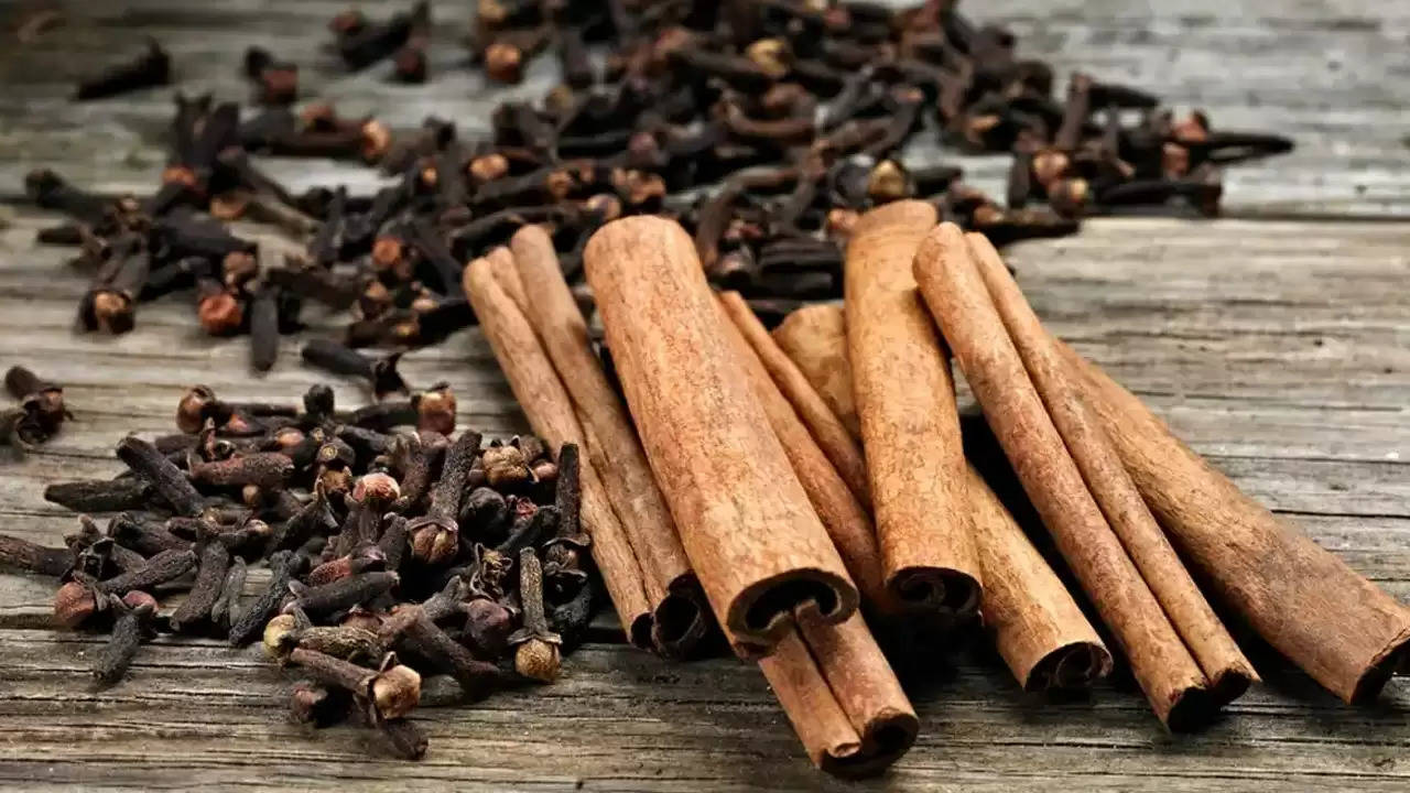 Side effects of cinnamon : दालचीनी के फायदे जानते हैं, लेकिन क्या जानते हैं इसके नुकसान?