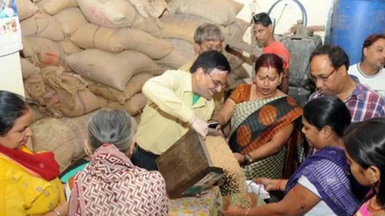 Ration Card News : गरीबों के लिए बड़ी खुशखबरी! सरकार ने गेहूं और चावल बांटने का ऐलान किया