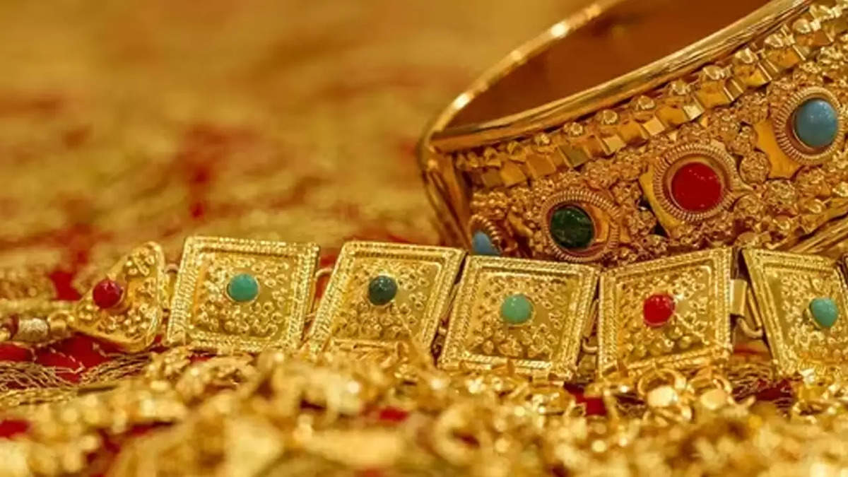 Gold Price Update: सप्ताह की शुरुआत में सोने के दाम में भारी गिरावट, 10 ग्राम की कीमत हुई सिर्फ इतनी 