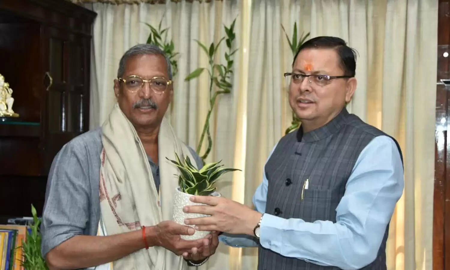 CM धामी से मिले फेमस बॉलीवुड एक्टर नाना पाटेकर, मराठी फिल्म की शूटिंग में है व्यस्त