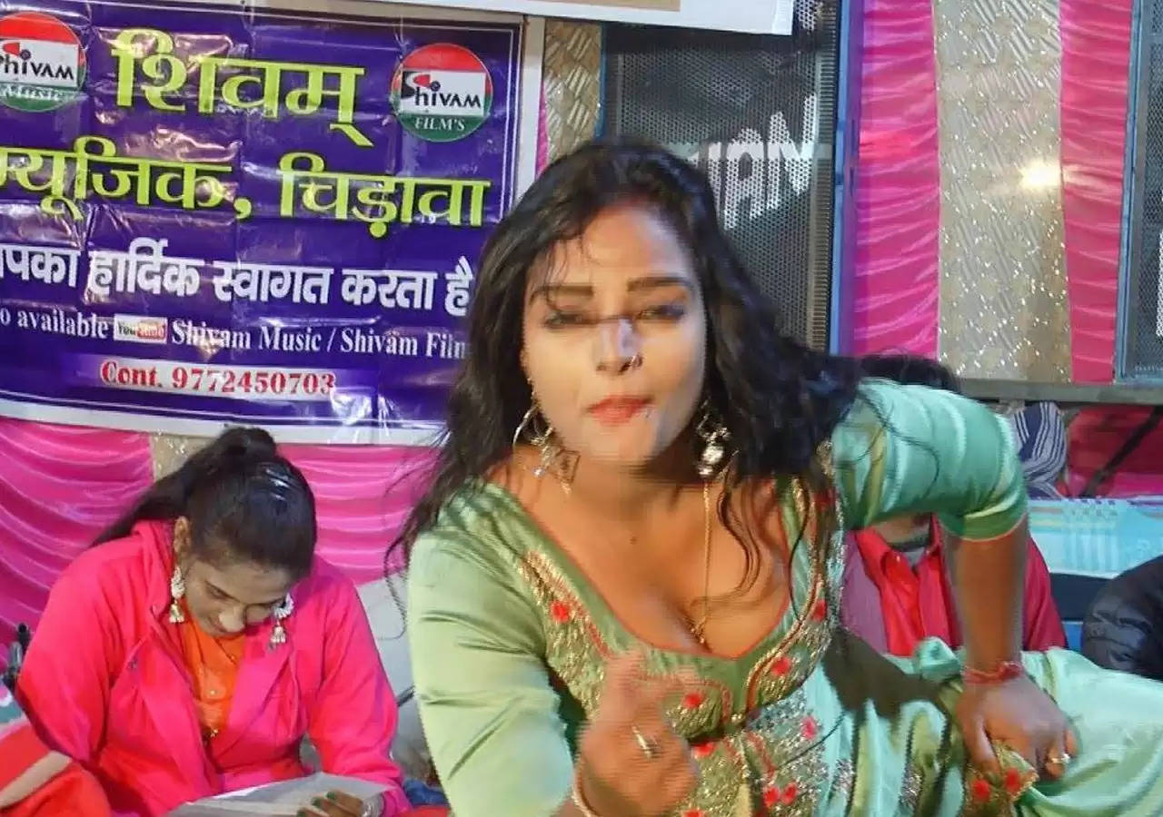 Komal Choudhary Dance: स्टेज पर लोगों को गंदे इशारे करने लगी हरियाणवी डांसर, भीड़ हुई बेकाबू
