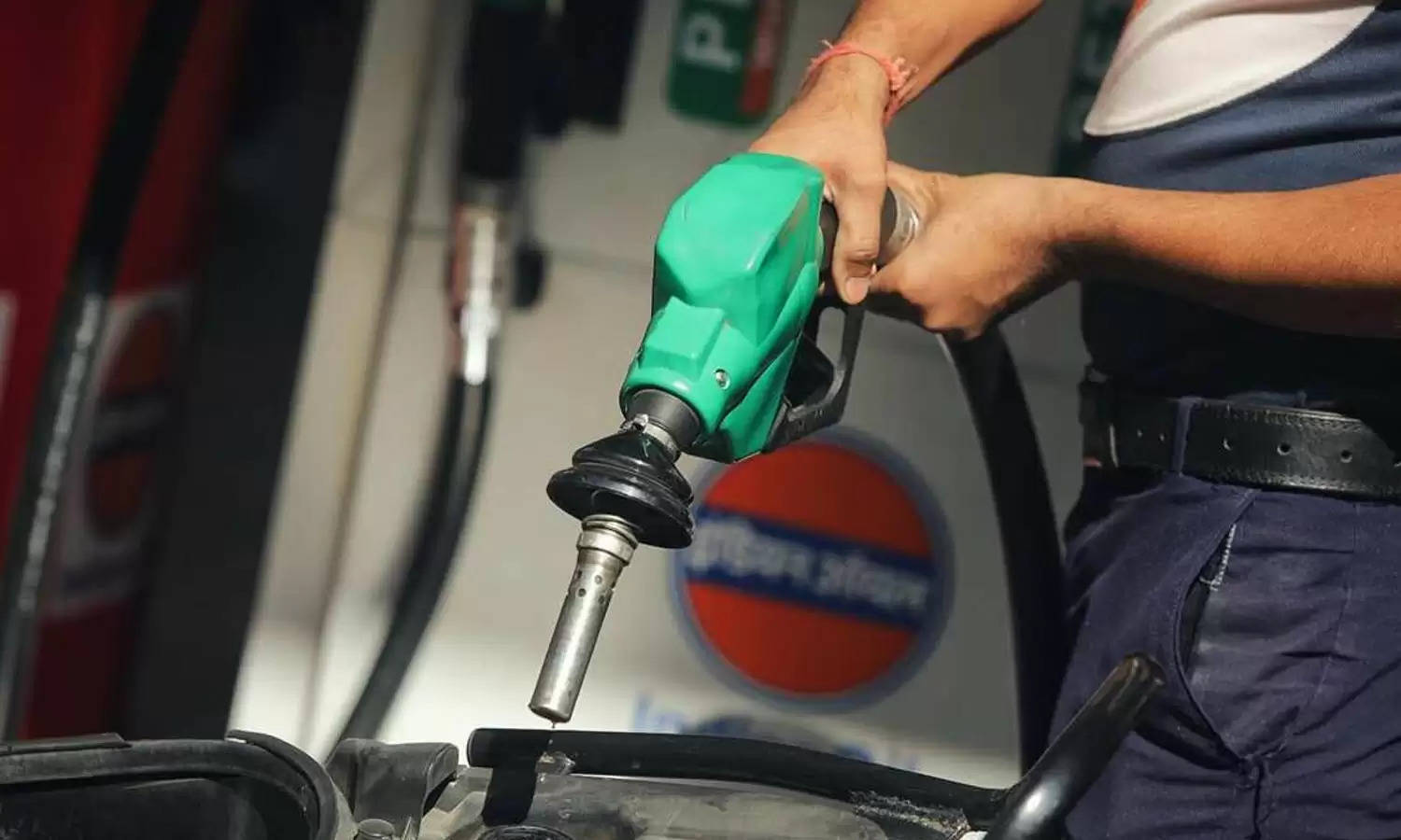 Petrol Diesel Price Today: पेट्रोल-डीजल के रेट पर 350वें दिन भी राहत, आज भी सबसे सस्ता रहा पेट्रोल-डीजल