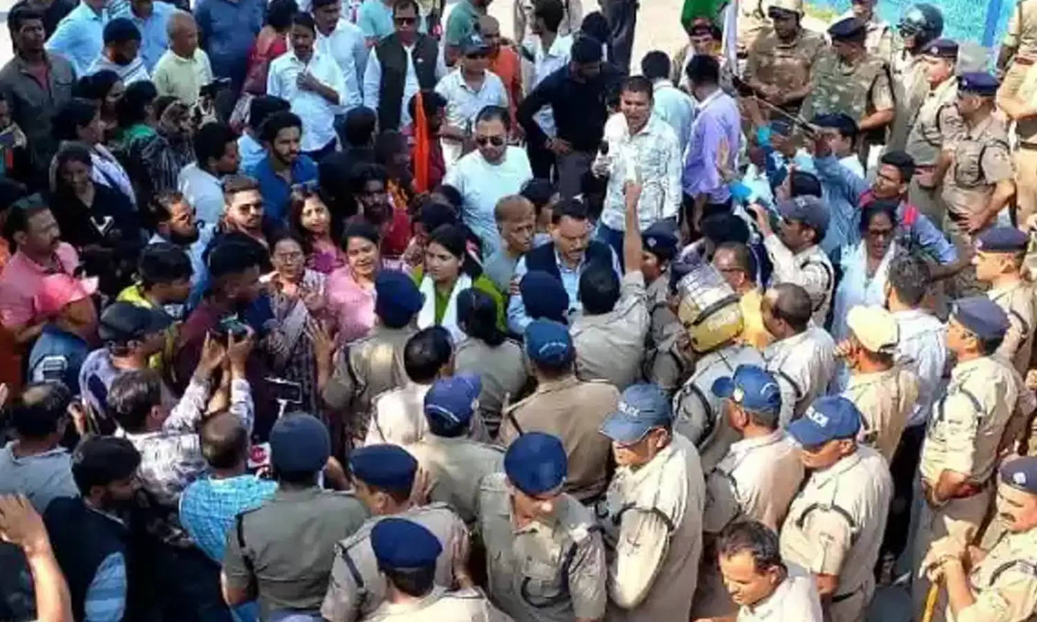 Ankita Murder Case : वनंतरा रिजार्ट जा रही तिरंगा यात्रा को पुलिस ने रोका, 32 गिरफ्तार; पुलिस और प्रदर्शनकारियों के बीच तीखी बहस, लाठियां फटकारी