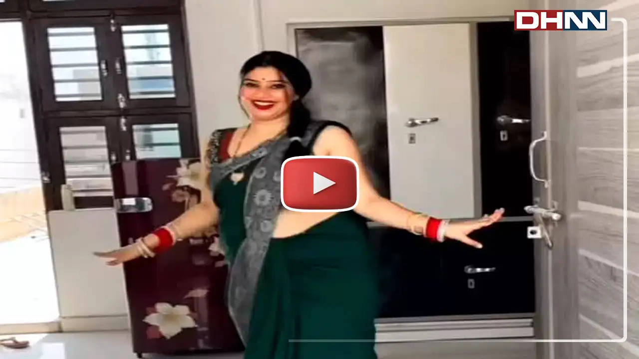 Indian Bhabhi Sexy Video : भाभी ने कैमरे के सामने किया बोल्ड डांस, सेक्सी वीडियो देखकर फैंस हुए दीवाने