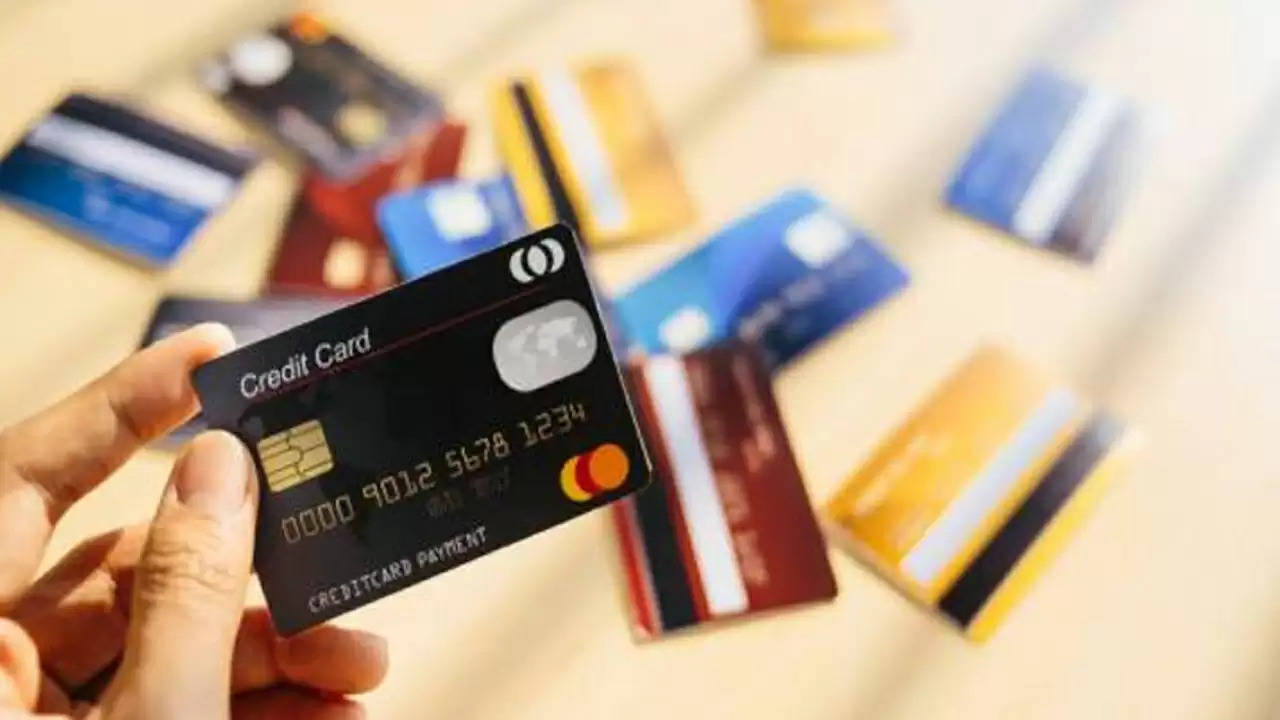 डेबिट-क्रेडिट कार्ड धारकों के लिए खुशखबरी, अब सिर्फ Outstanding Dues पर ही लगेगी पेनल्टी 