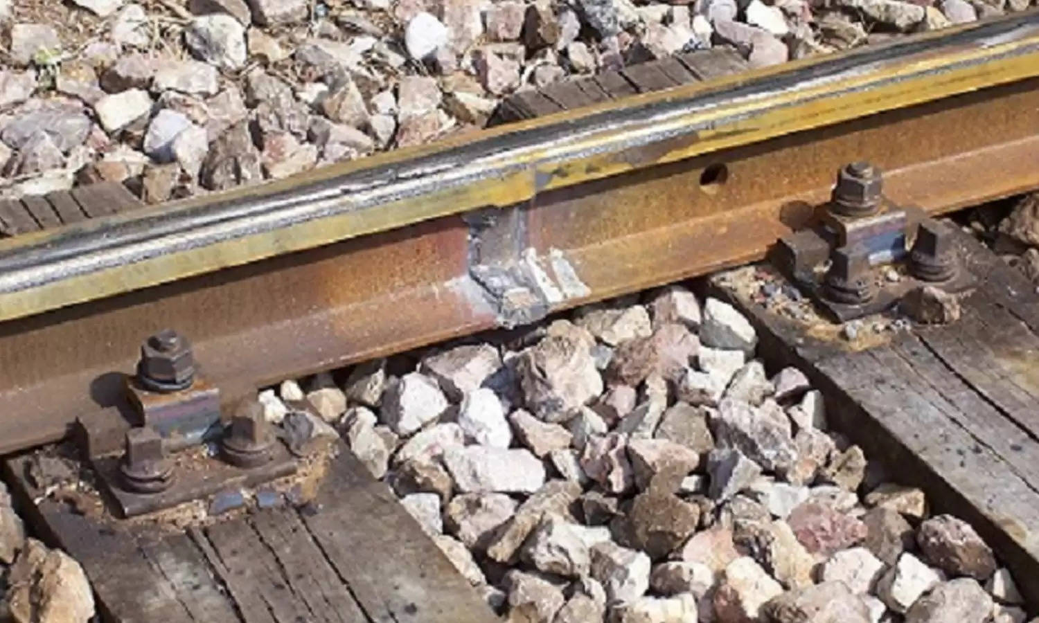 Indian Railway: क्या आपको पता है ट्रेन की पटरियों के बीच पत्थर क्यों बिछाये जाते हैं? जानिए इसकी रोचक वजह