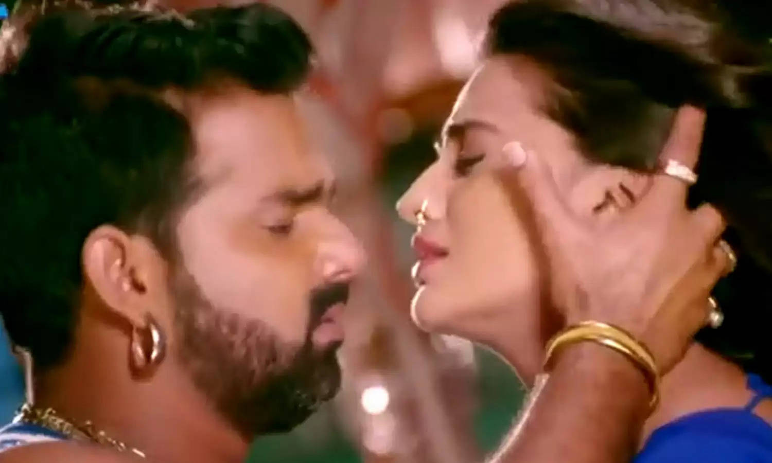 Pawan Singh को KISS करती दिखीं Akshara Singh, फैंस के बीच मची खलबली