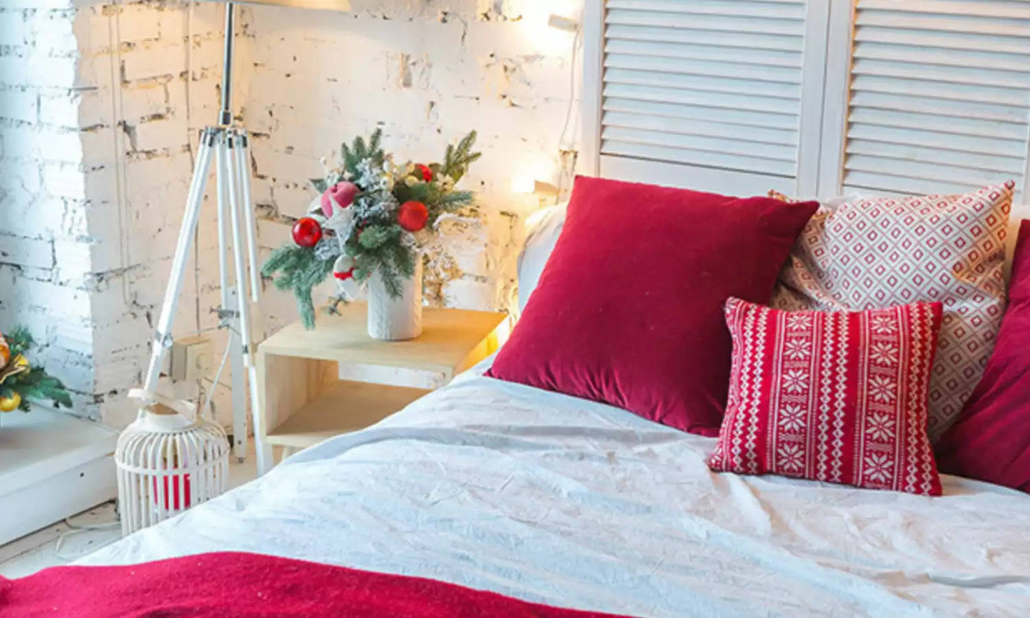 Vastu For Couple Room: कपल के बेडरूम के लिए ज़रूर याद रखें यह वास्तु टिप्स वरना आए-दिन होंगे झगड़े
