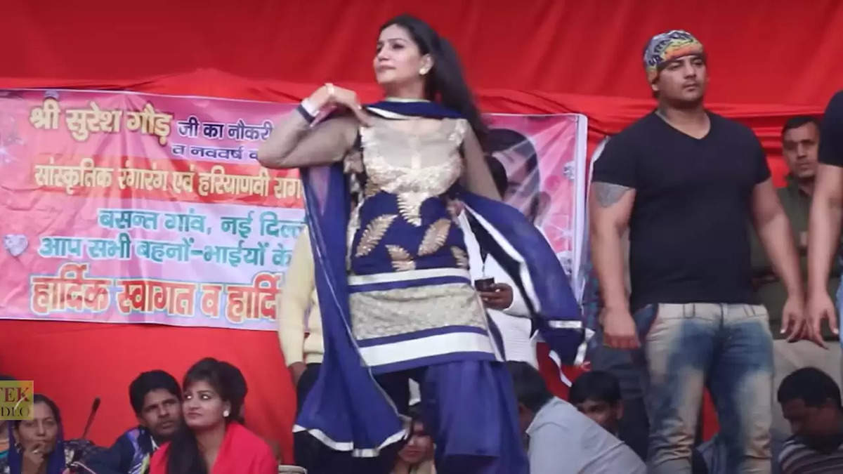 Sapna Chaudhary के धमाकेदार डांस पर फैंस ने उड़ाए नोट, स्टेज पर मची हलचल