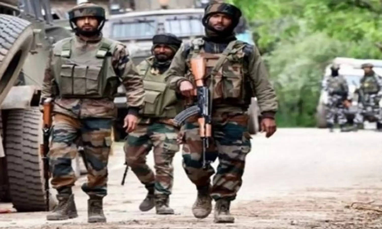 जम्मू-कश्मीर के नौगाम में सुरक्षाबलों ने मारे गिराए दो खूंखार आतंकी, हथियारों का जखीरा बरामद