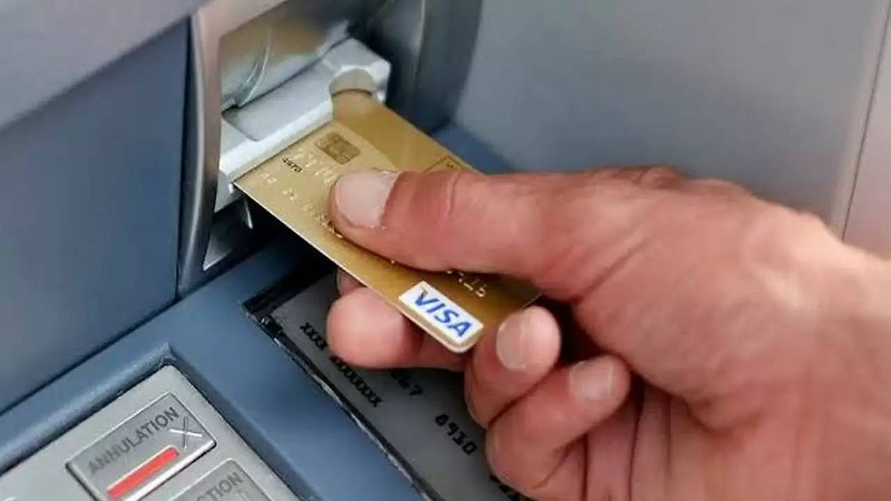 क्या आप जानते हैं? आपके ATM कार्ड में छिपा है 10 लाख रुपये का खजाना!