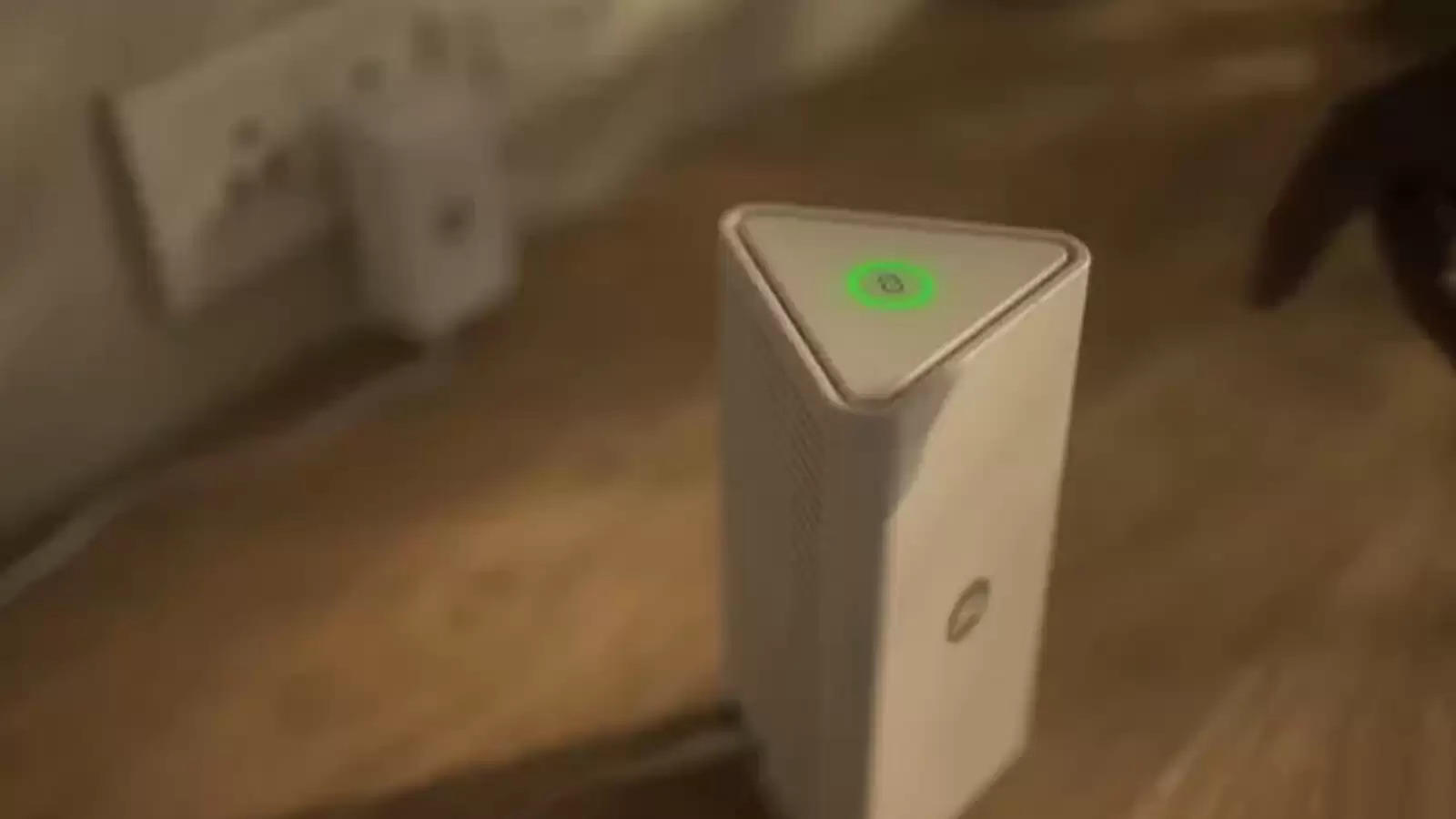Jio AirFiber : कमाल की है ये छोटी सी डिवाइस, बटन दबाते ही पूरे घर में दौड़ेगा हाई स्पीड इंटरनेट