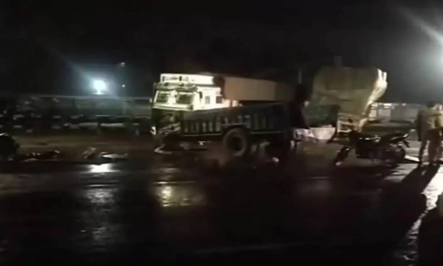 ट्रक और ट्रैक्टर-ट्राली की टक्कर में एक ही परिवार के 4 सदस्यों की मौत और 35 घायल