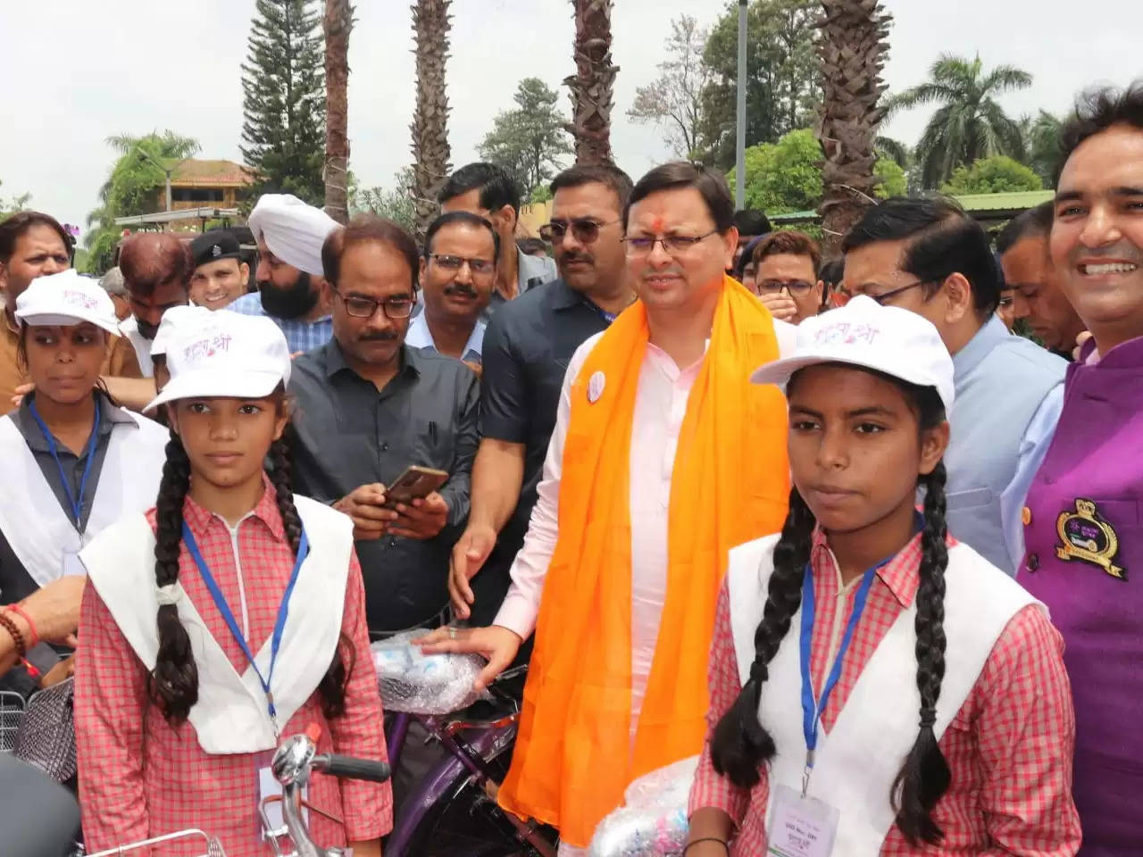 CM Dhami ने किया कन्याश्री कार्यक्रम में प्रतिभाग, छात्राओं को वितरित की साईकिल