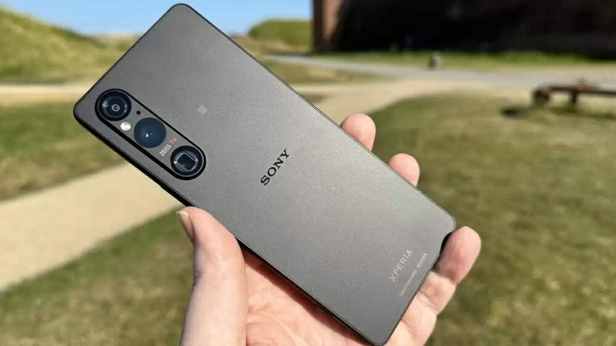 Sony Xperia 1 V: A Flagship Phone That Redefines Low-Light Photography