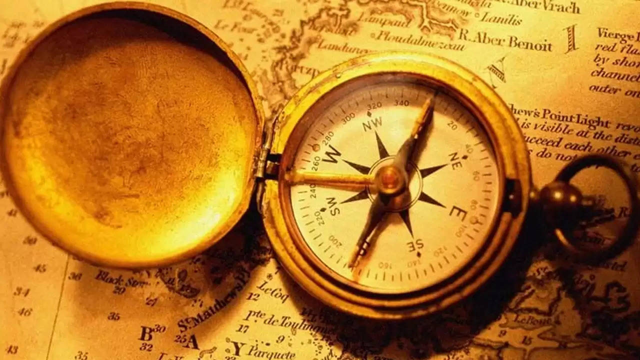 Vastu Tips : 10 चीजें जो हाथ में रखने से रूठ सकती हैं लक्ष्मी, हो सकती है पैसों की तंगी!