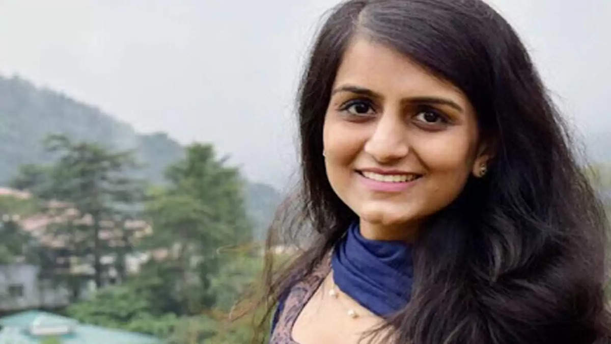 IAS Topper Saumya Sharma : कम उम्र में खोई सुनने की क्षमता, बिना कोचिंग के UPSC परीक्षा में किया टॉप  