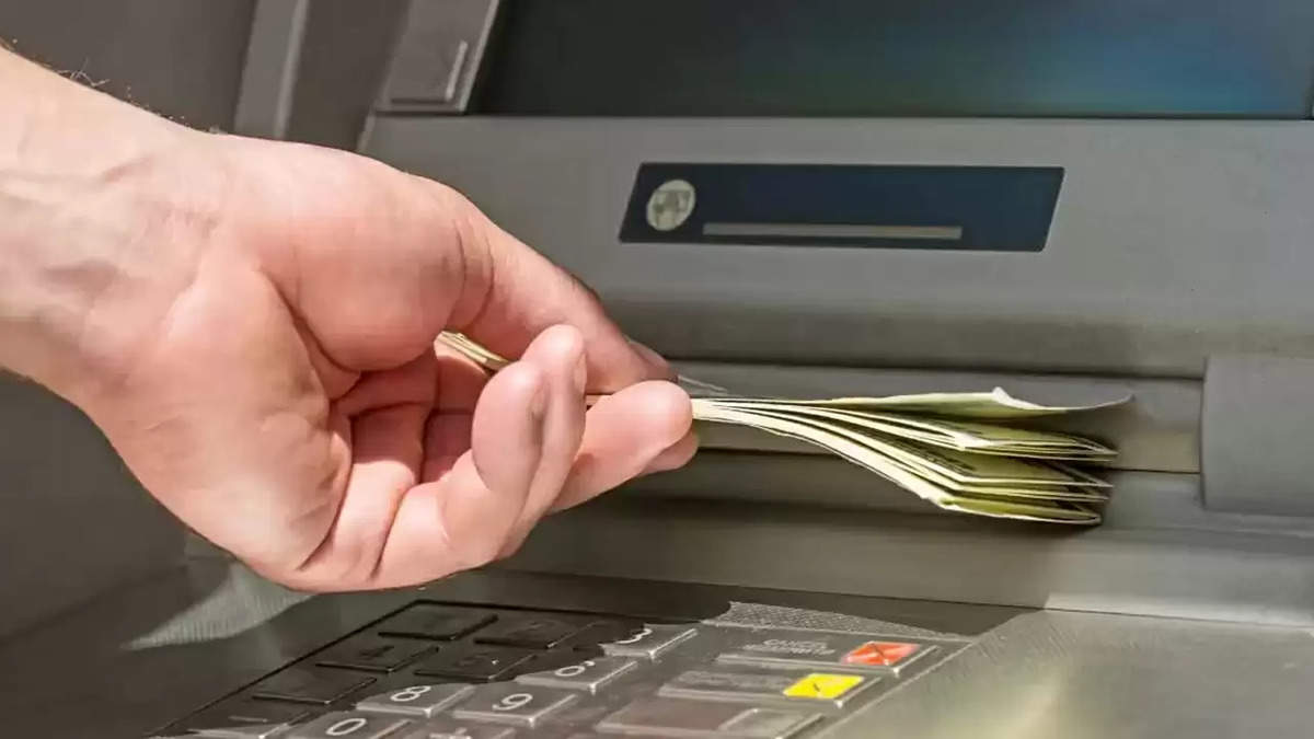 ATM फ्रॉड से बचें! पैसा निकालते वक्त इस एक लाइट पर रखें नजर, वरना खाली हो जाएगा बैंक अकाउंट