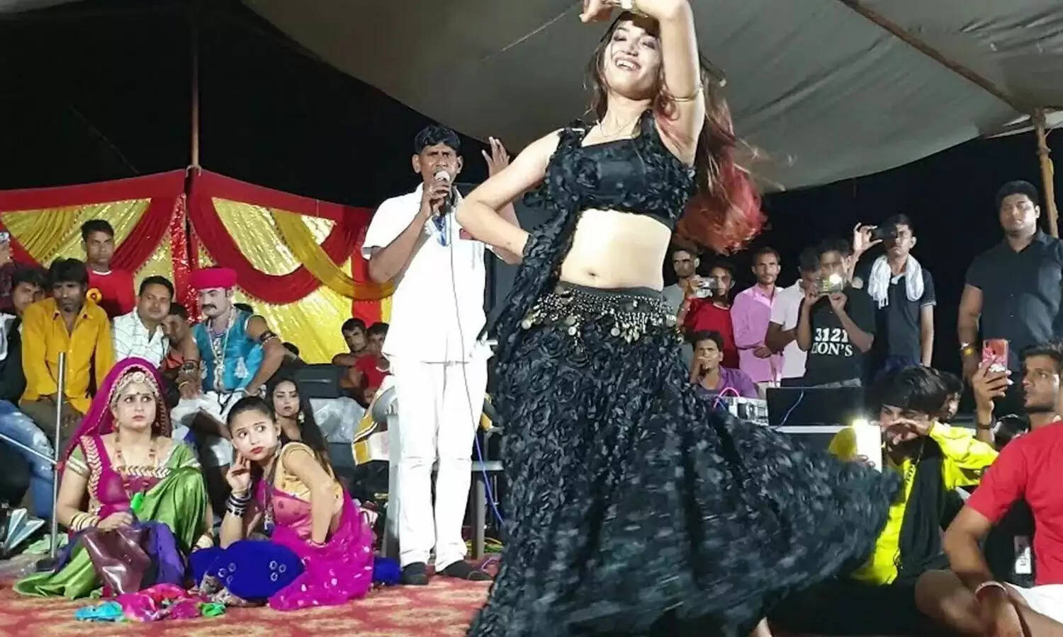 Haryanvi Dancer Komal rangili ने स्टेज पर किये ऐसे इशारे, भीड़ को रोकना हुआ मुश्किल