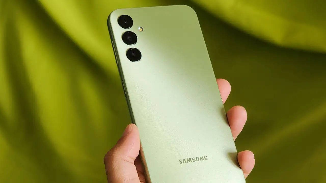 Samsung ने किया धमाका! इस फोन की कीमत में भारी कटौती, फीचर्स जानकर आप भी रह जाएंगे दंग