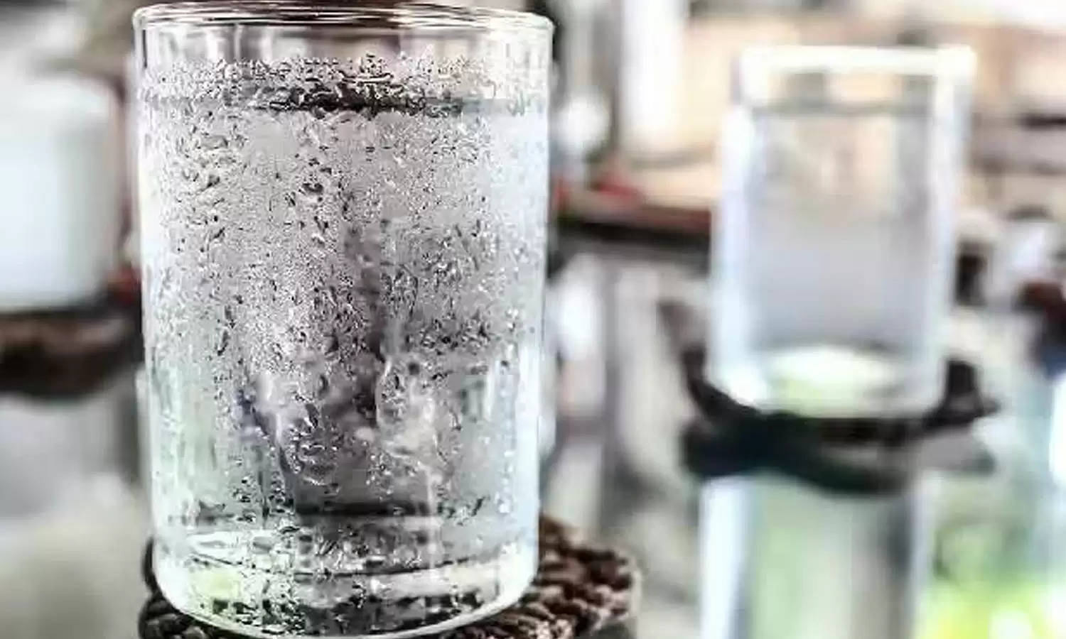 Health Tips : अगर आप भी पीते है फ्रिज का पानी तो हो जाएं सावधान 