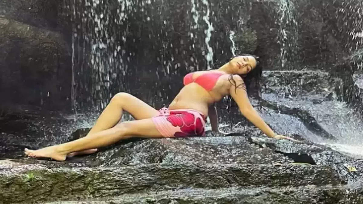 Desi Sexy Video : वायरल हुआ भाभी का नहाते हुए वीडियो, सेक्सी भीगा बदन देख आपके होश उड़ जाएंगे