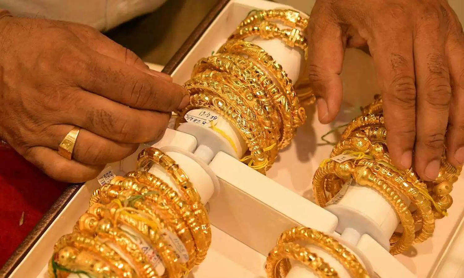 Aaj Ka Sone Ka Bhav: फेस्टिव सीजन से पहले सोना ग्राहकों को मिली खुशखबरी, इतने रुपये सस्ते में करें 10 ग्राम की खरीदारी