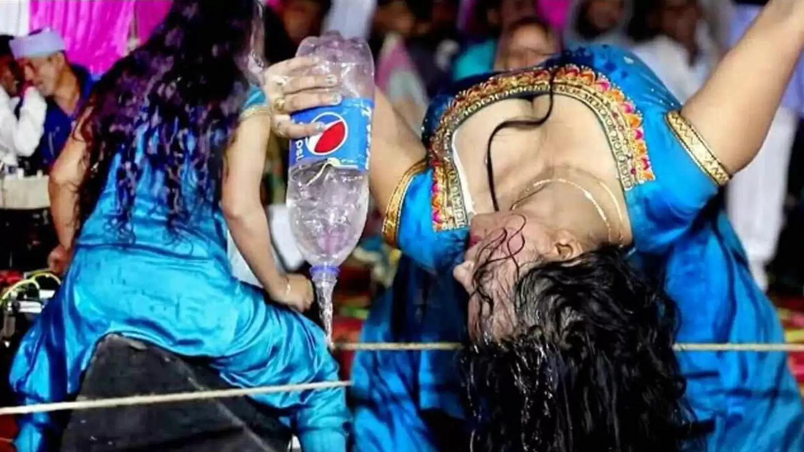 Sapna Sharma Dance Video : गीली कुर्ती में हरियाणवी डांसर Sapna Sharma फाडू डांस, फैंस के भी छूटे पसीने